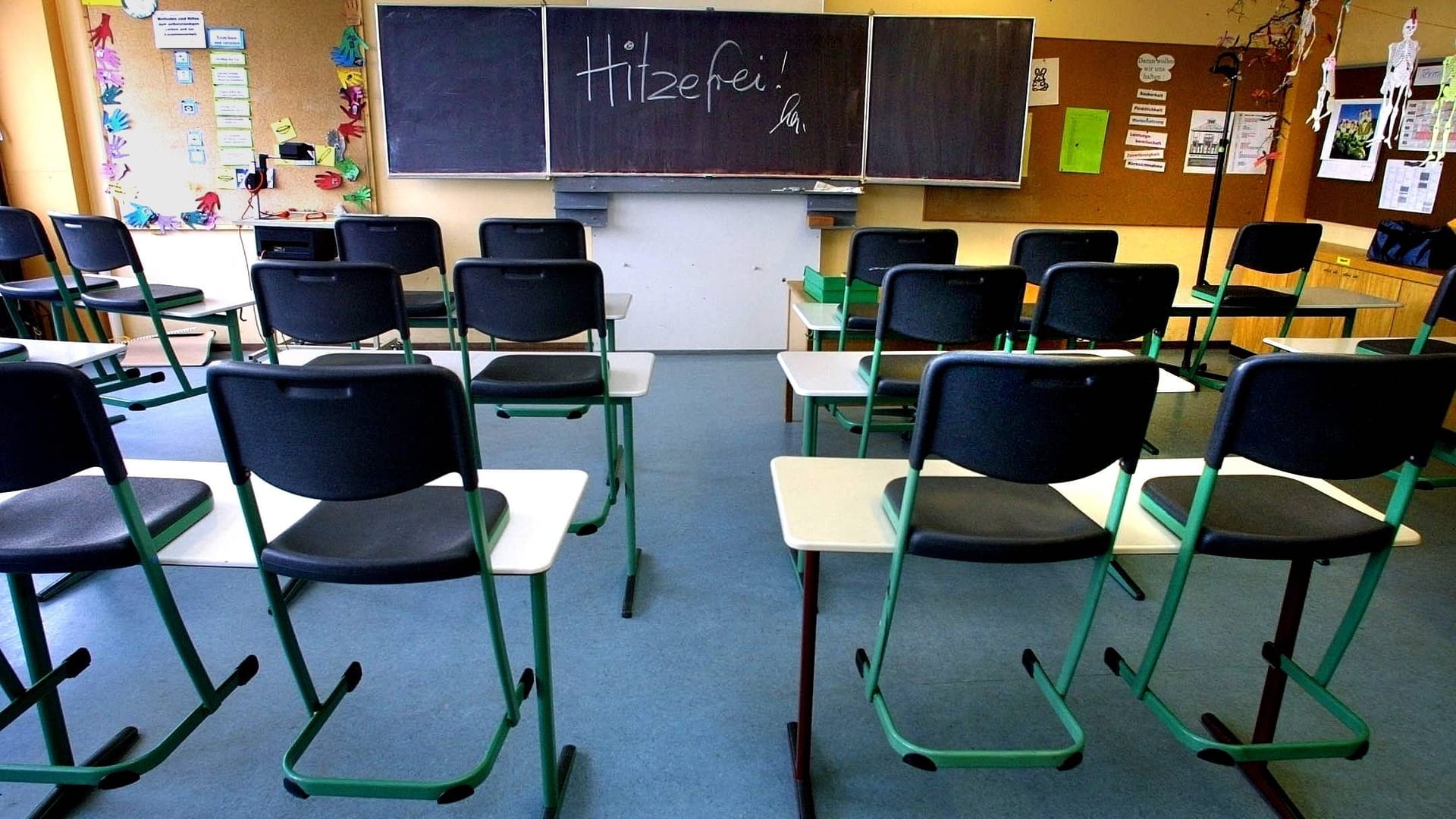 Leerer Klassenraum in einer Schule: Viele Unterrichtsräume heizen sich bei Hitze schnell auf, sagt der Landesschülerrat.