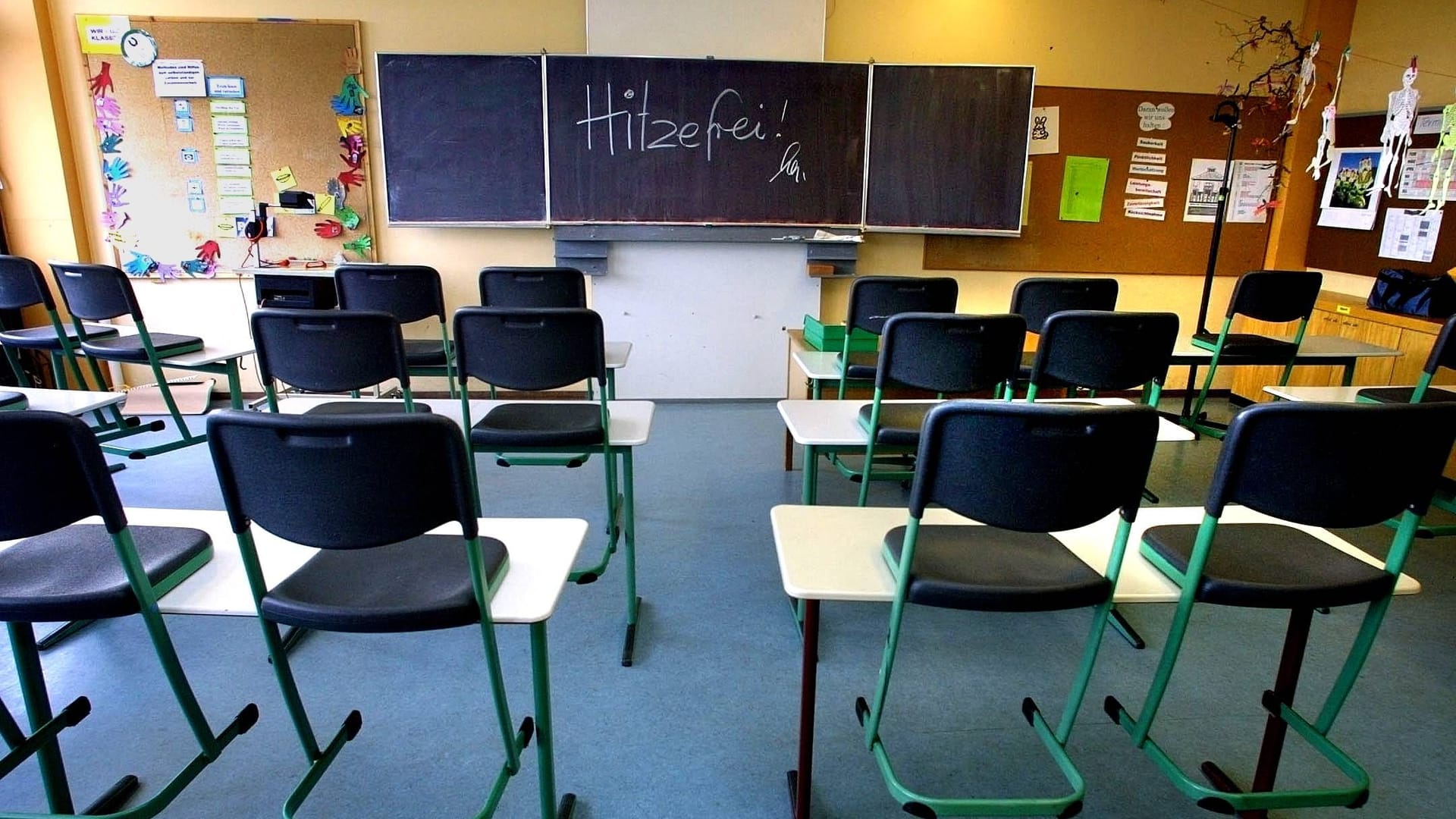 Leerer Klassenraum in einer Schule: Viele Unterrichtsräume heizen sich bei Hitze schnell auf, sagt der Landesschülerrat.