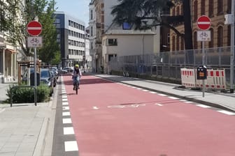 Die Lothringerstraße in Aachen (Symbolbild): Auch der Karlsgraben bekommt eine rot-markierte neue Fahrradstraße.