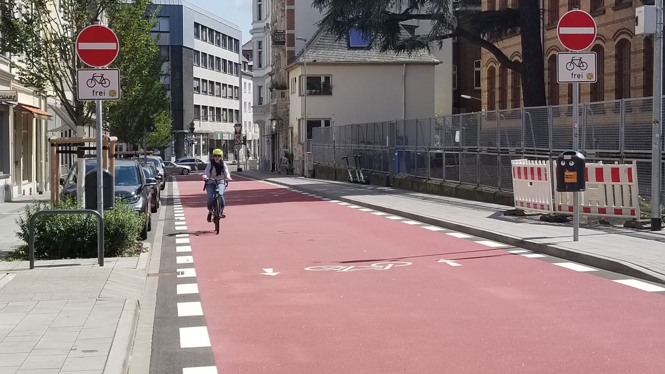 Die Lothringerstraße in Aachen (Symbolbild): Auch der Karlsgraben bekommt eine rot-markierte neue Fahrradstraße.