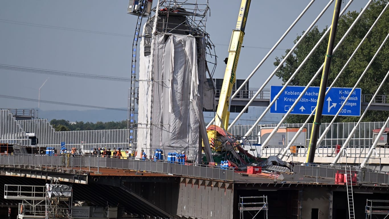 Toter und Verletzte bei Unfall an Leverkusener Brücke