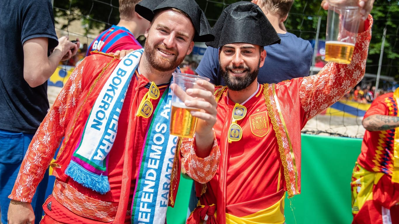 Fußball-Fans mit Bier bei der Euro 2024