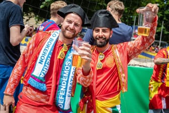 Fußball-Fans mit Bier bei der Euro 2024