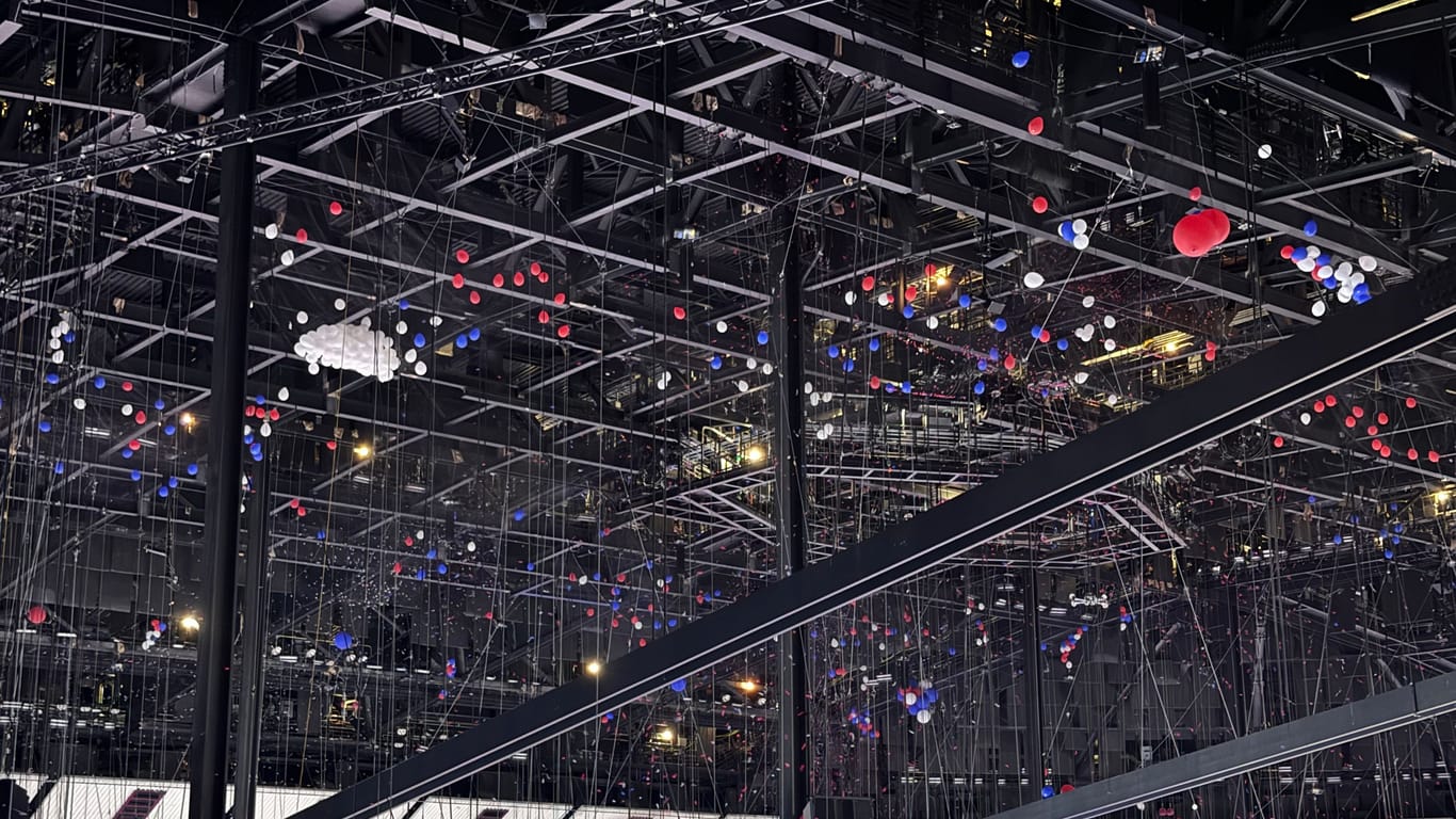 Nicht alles kann perfekt laufen: Verhakte Ballons an der Decke der Arena in Chicago.