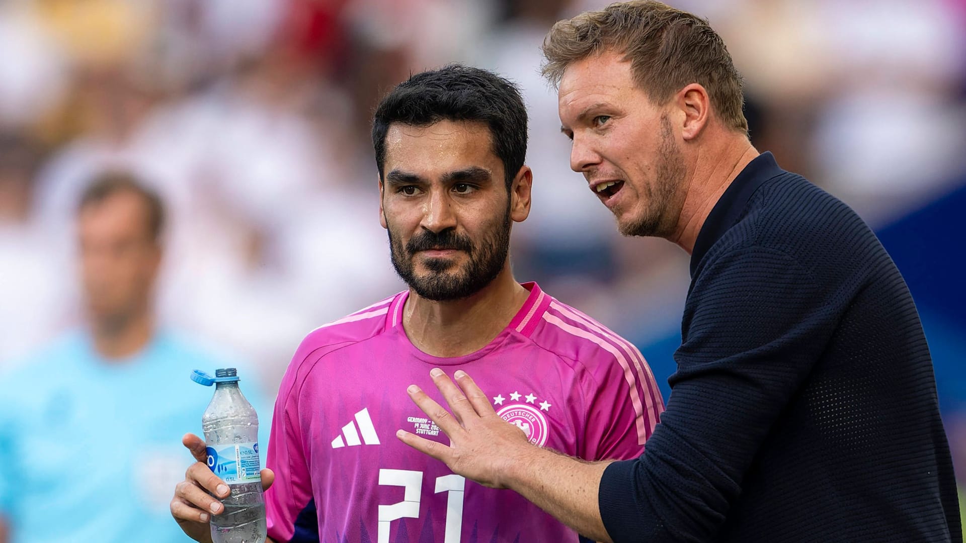 Julian Nagelsmann (r.) spricht mit İlkay Gündoğan: Der Bundestrainer muss nun einen anderen Kapitän bestimmen.