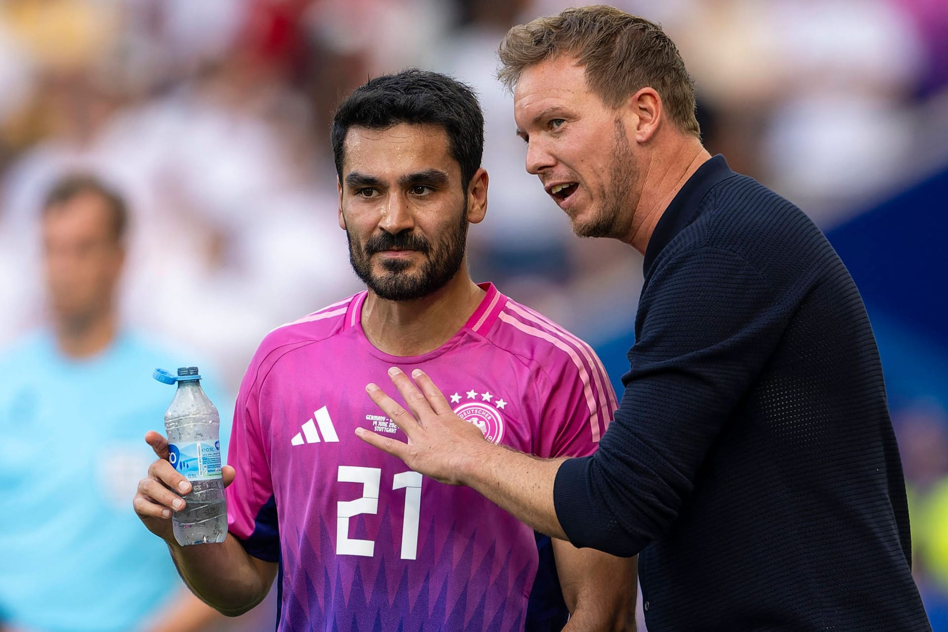 Julian Nagelsmann (r.) spricht mit İlkay Gündoğan: Der Bundestrainer muss nun einen anderen Kapitän bestimmen.