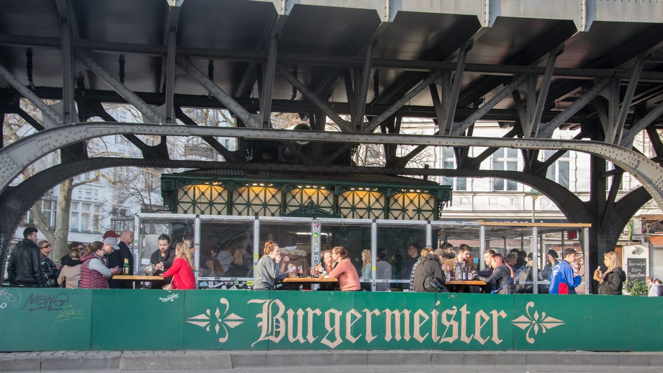 picture of an street restaurant famous in BerlinBurgermeister am Schlesischen Tor in Berlin: In dem ehemaligen Toilettenhäuschen eröffnete die erste Filiale der Fast-Food-Kette.