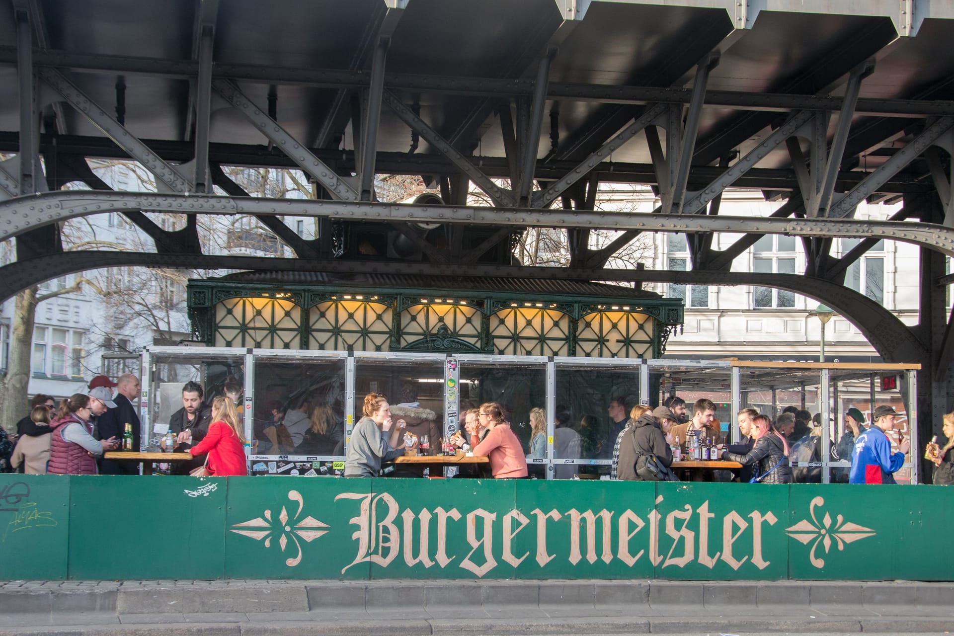 picture of an street restaurant famous in BerlinBurgermeister am Schlesischen Tor in Berlin: In dem ehemaligen Toilettenhäuschen eröffnete die erste Filiale der Fast-Food-Kette.