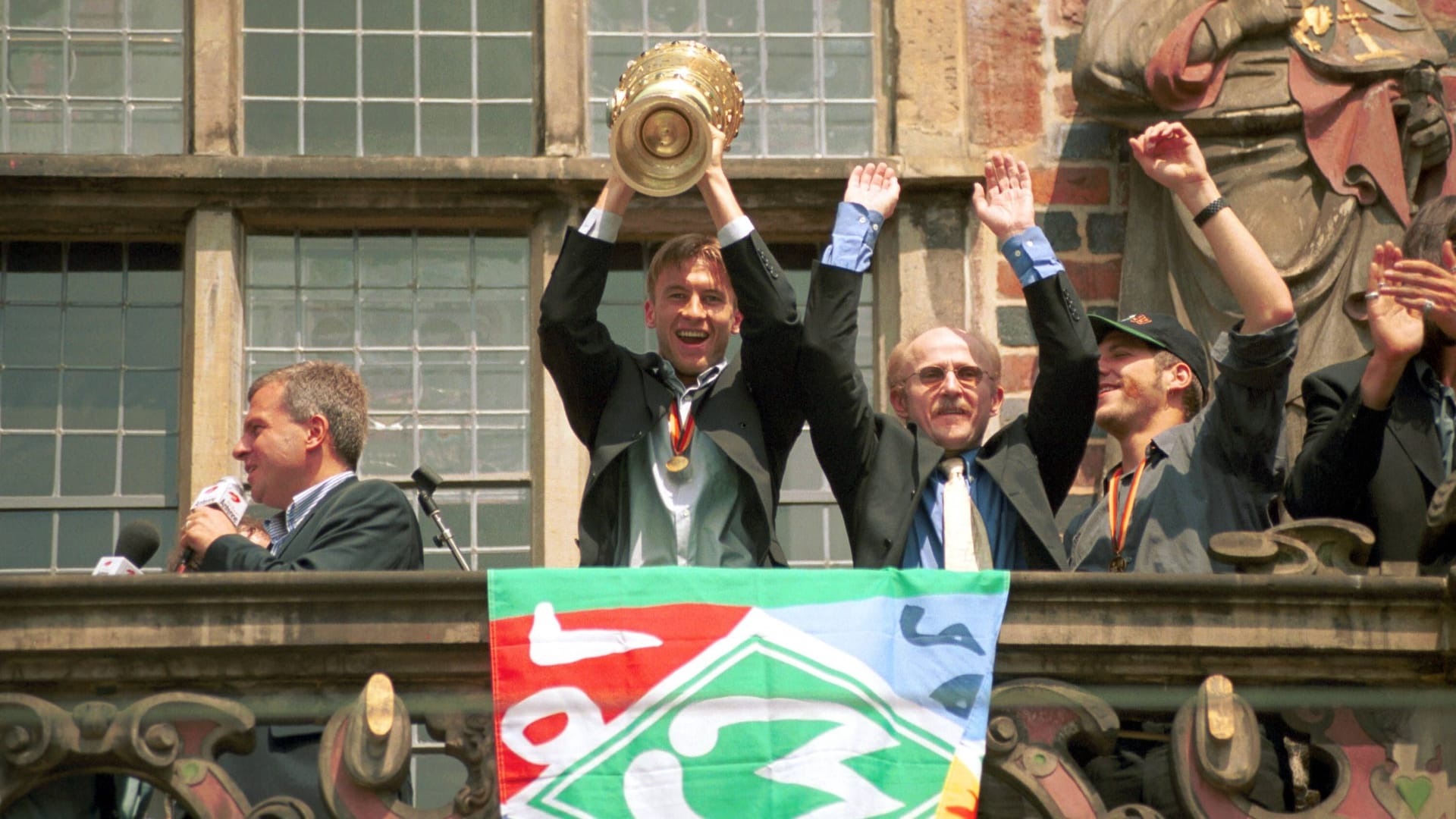 Lemkes letzter Coup: 1999 feiert der Werder-Manager den DFB-Pokalsieg gemeinsam mit Christoph Dabrowski (l.) und Torsten Frings (r.).