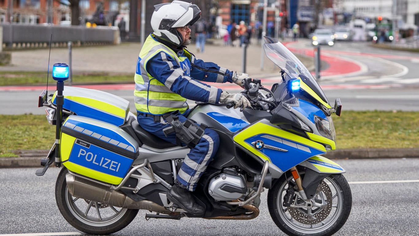 Polizist auf Motorrad im Einsatz in Hannover (Symbolbild): Ein Taxifahrer wollte helfen und wurde dann ausgeraubt.