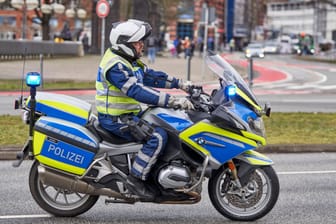 Polizist auf Motorrad im Einsatz in Hannover (Symbolbild): Ein Taxifahrer wollte helfen und wurde dann ausgeraubt.