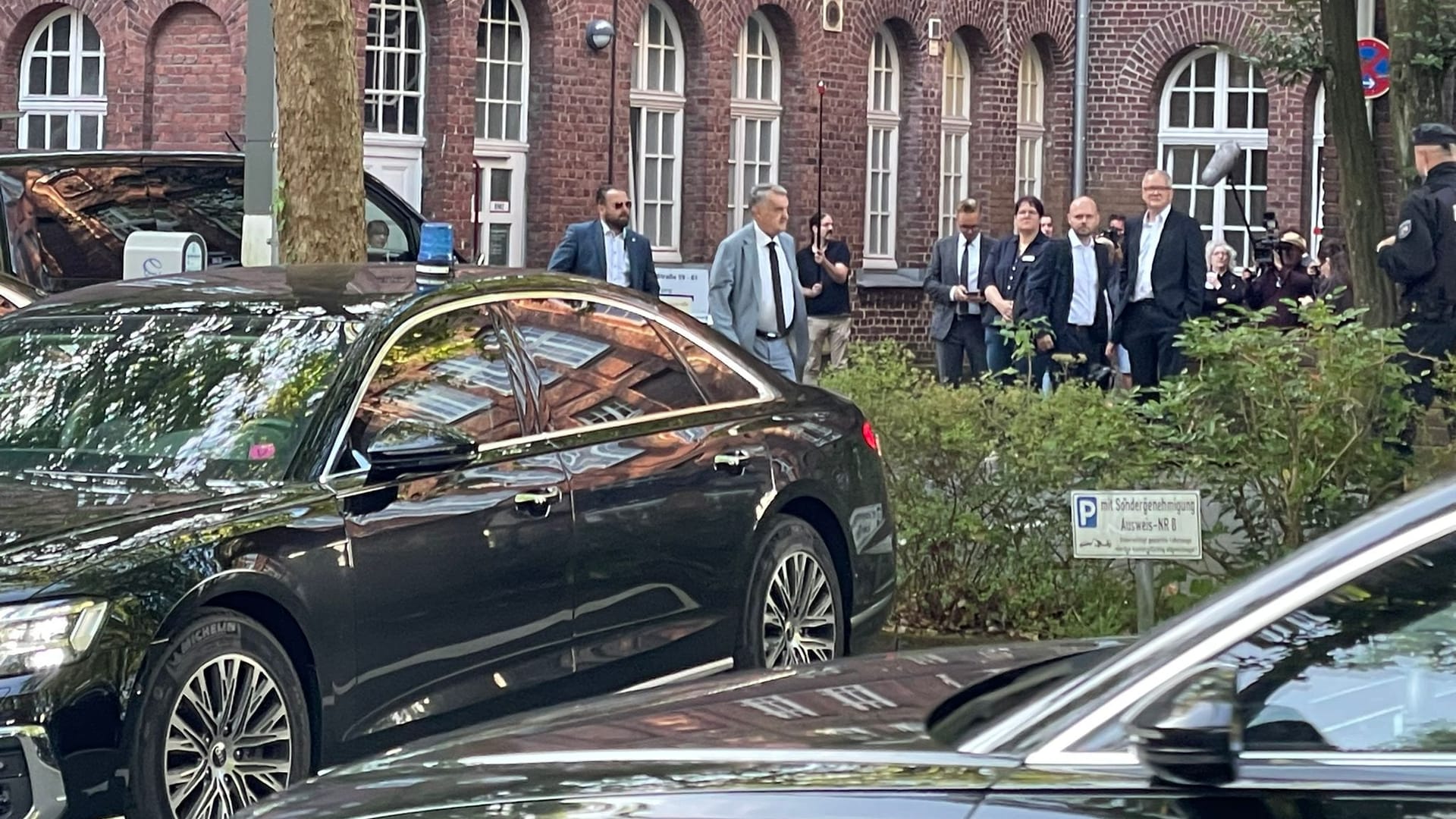 Besuch vor Ort: NRW-Innenminister Herbert Reul kommt in Solingen an.