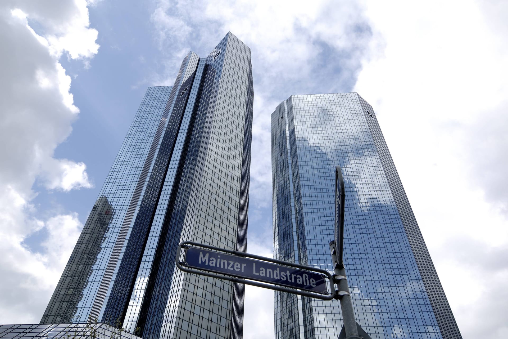 Straßenschild Mainzer Landstraße in Frankfurt (Archivbild): Hier kommt es zu Einschränkungen im Verkehr.