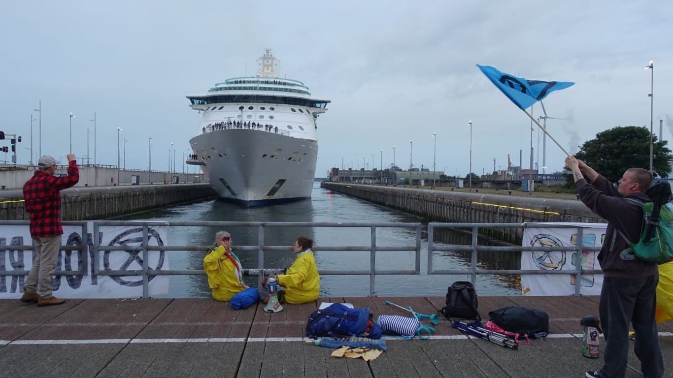 Niederlande: Aktivisten blockieren in Amsterdam ein Kreuzfahrtschiff.