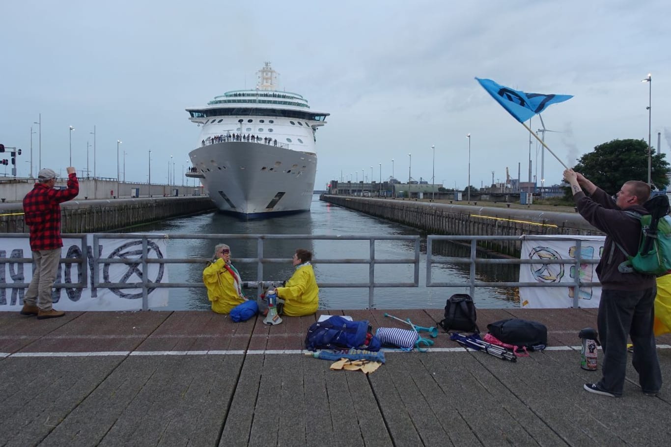 Niederlande: Aktivisten blockieren in Amsterdam ein Kreuzfahrtschiff.