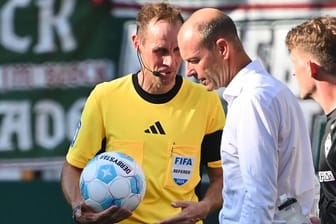 Redebedarf: Augsburgs Trainer Thorup (r.) im Gespräch mit Schiedsrichter Stegemann nach der Partie.