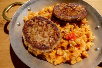 Ein Gericht im Restaurant "bona'me": Domates Soslu Makarna mit Köfte, Nudeln in Tomatensoße und Hackfleischbällchen.