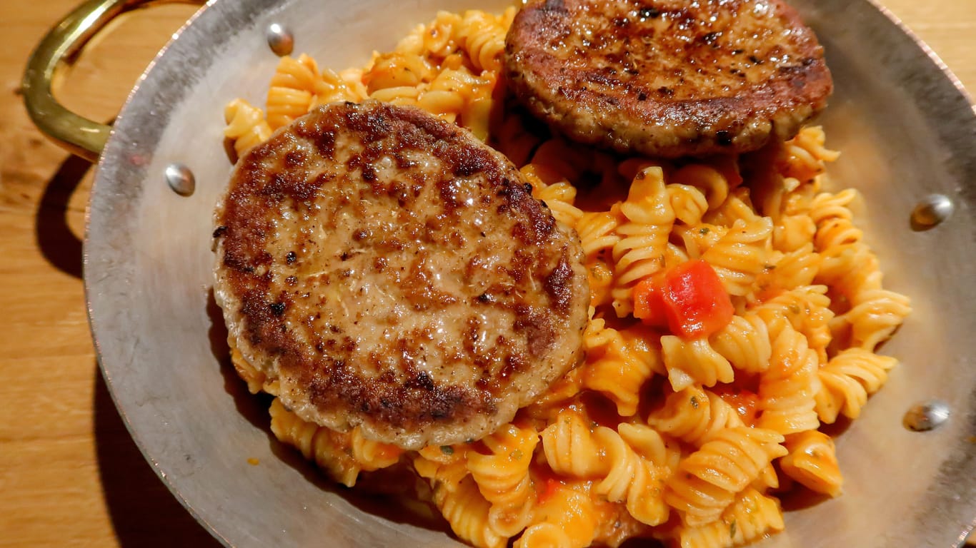 Ein Gericht im Restaurant "bona'me": Domates Soslu Makarna mit Köfte, Nudeln in Tomatensoße und Hackfleischbällchen.