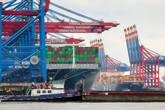 Containerterminal in Hamburg (Symbolbild): Um 12 Uhr soll die Bombe entschärft werden.