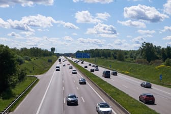 Die Autobahn 96 (Archivbild): Auf der Strecke kam es zu dem schweren Unfall.