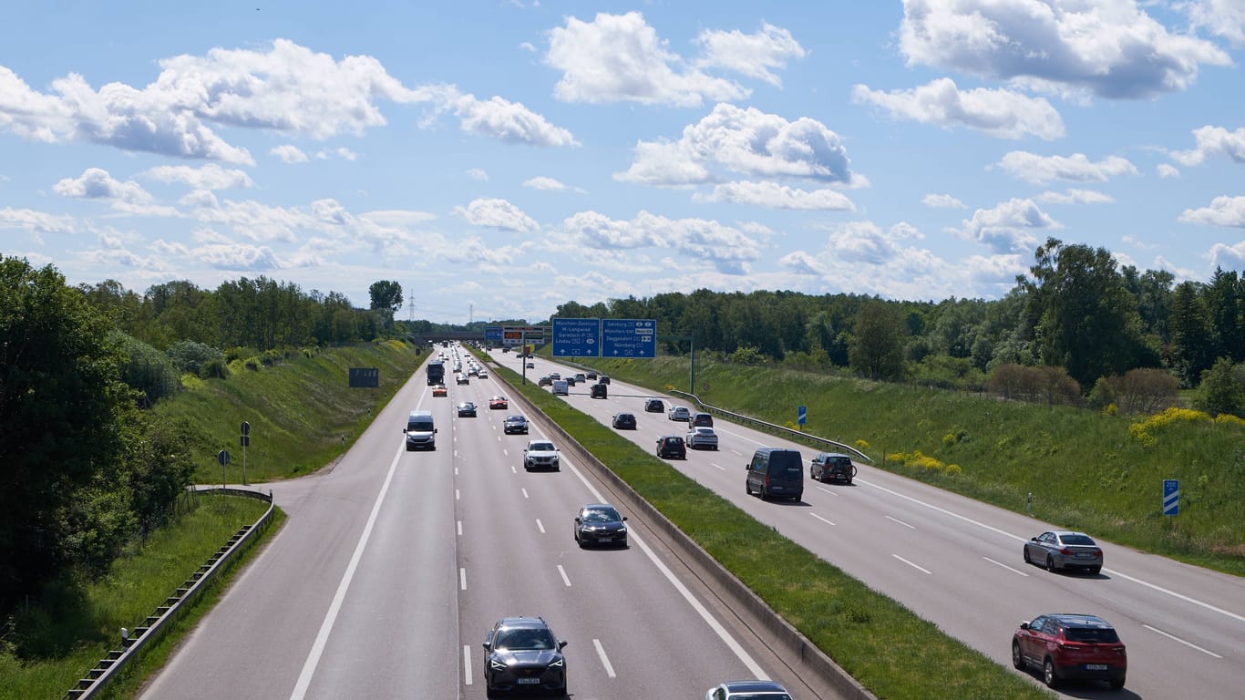 Die Autobahn 96 (Archivbild): Auf der Strecke kam es zu dem schweren Unfall.