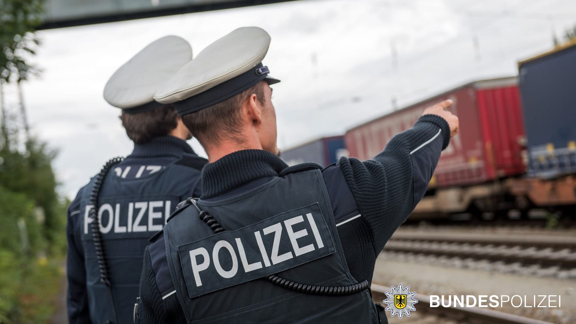 Die Bundespolizei hat einen betrunkenen Mann festgenommen, der zwei Frauen in der S-Bahn sexuell belästigt hat.