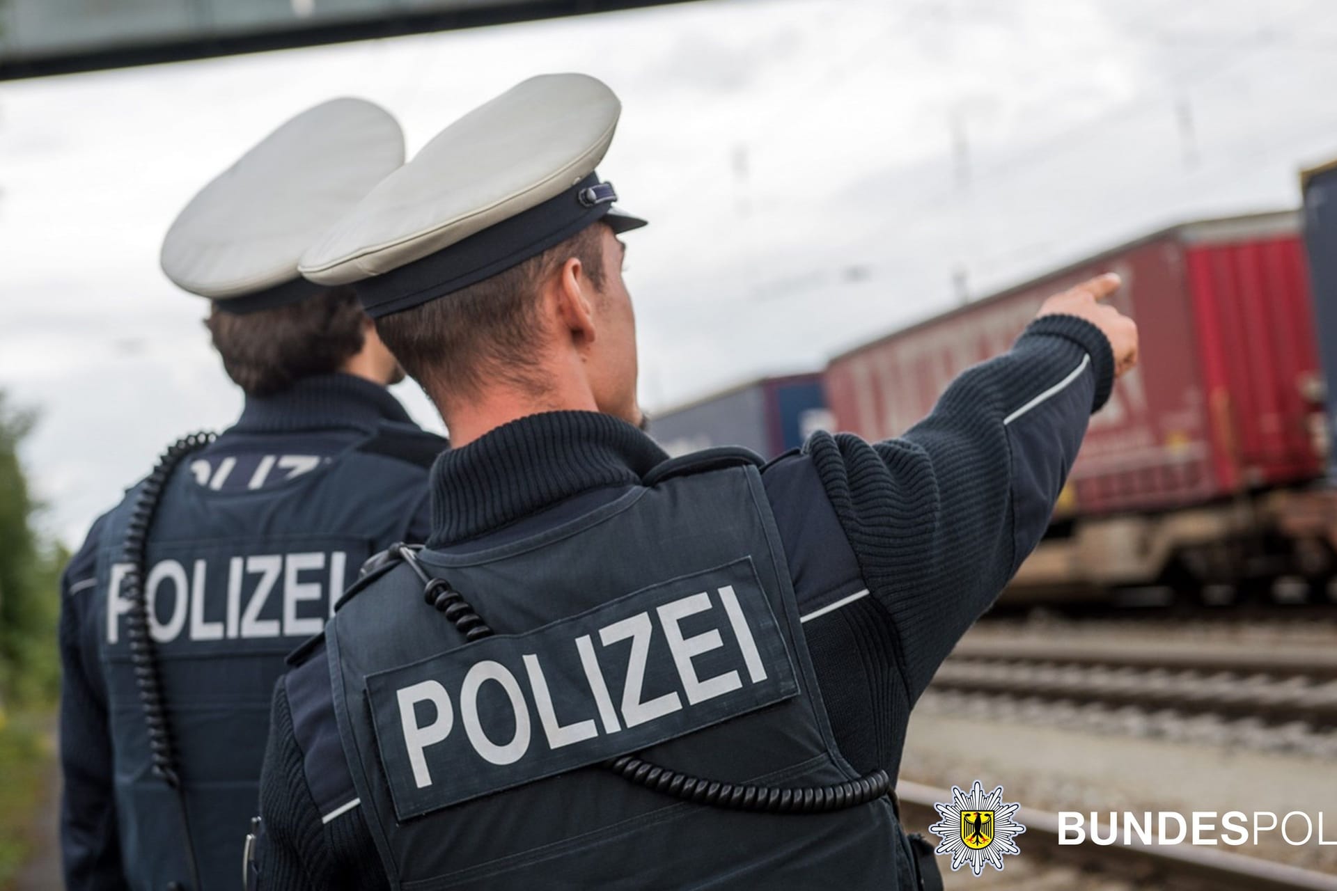 Die Bundespolizei hat einen betrunkenen Mann festgenommen, der zwei Frauen in der S-Bahn sexuell belästigt hat.