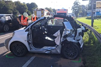 Völlig demoliert: Schwere Verletzungen erlitt die Insassin dieses Smarts bei einem Unfall.