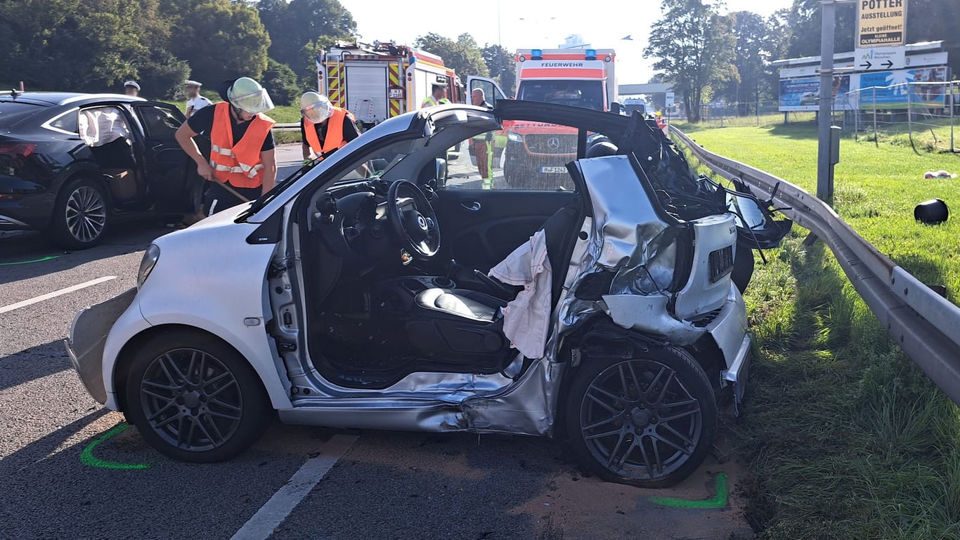 Völlig demoliert: Schwere Verletzungen erlitt die Insassin dieses Smarts bei einem Unfall.