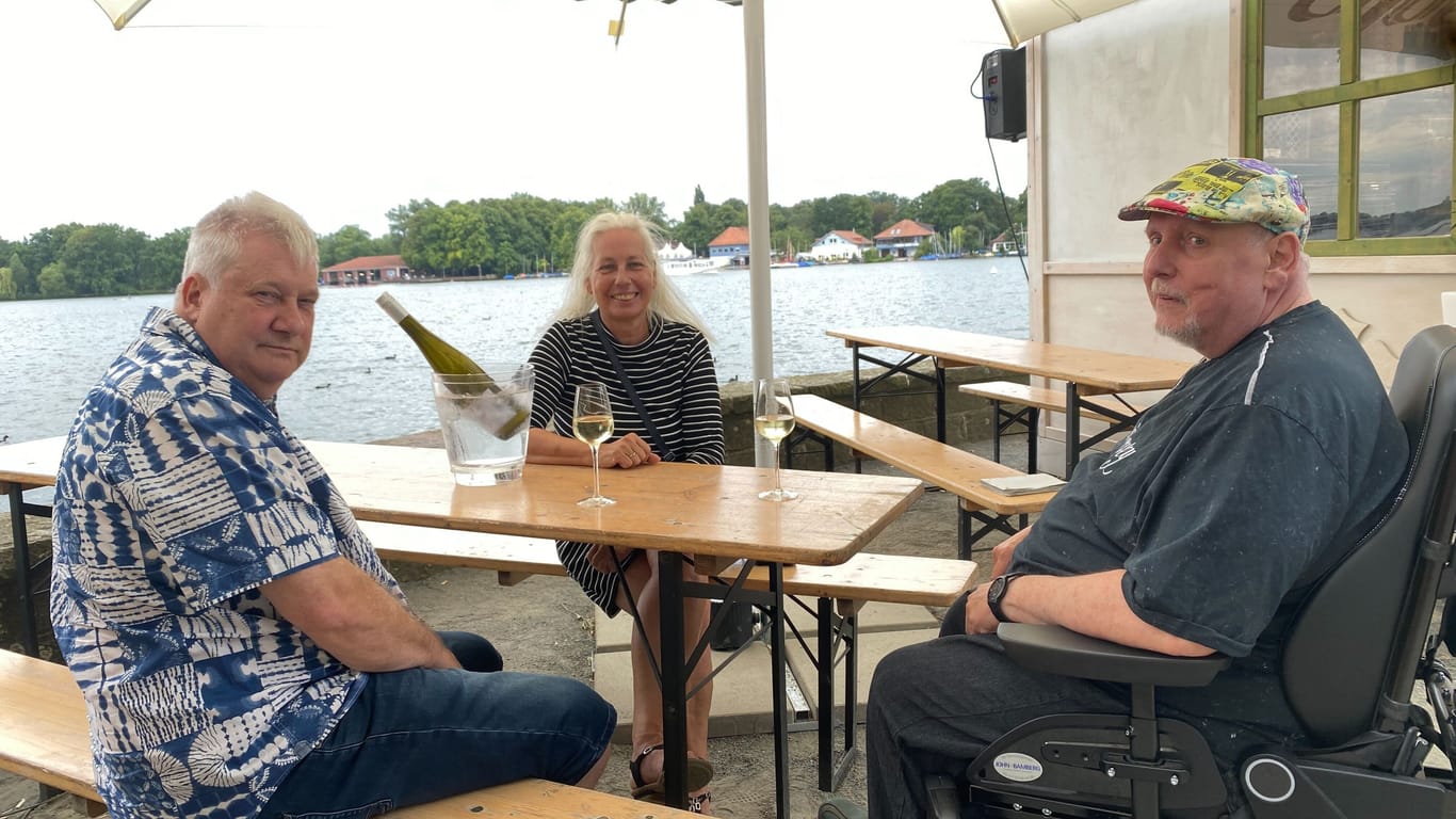 Klaus-Georg, Susanne und Frank-Uwe genießen den Nachmittag am Ostufer.