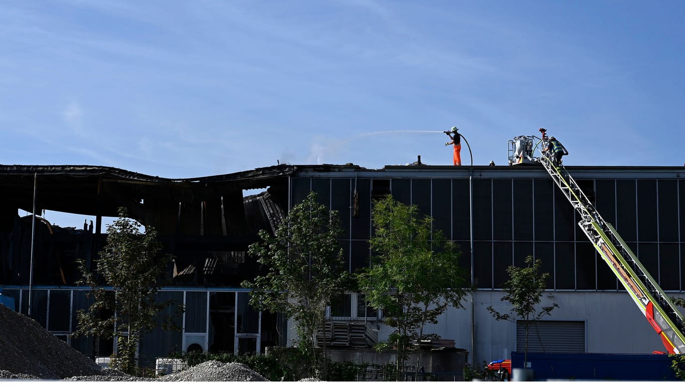 Im Münchner Stadtbezirk Feldmoching-Hasenbergl entdeckt die Feuerwehr nach einem Brand noch Glutnester.