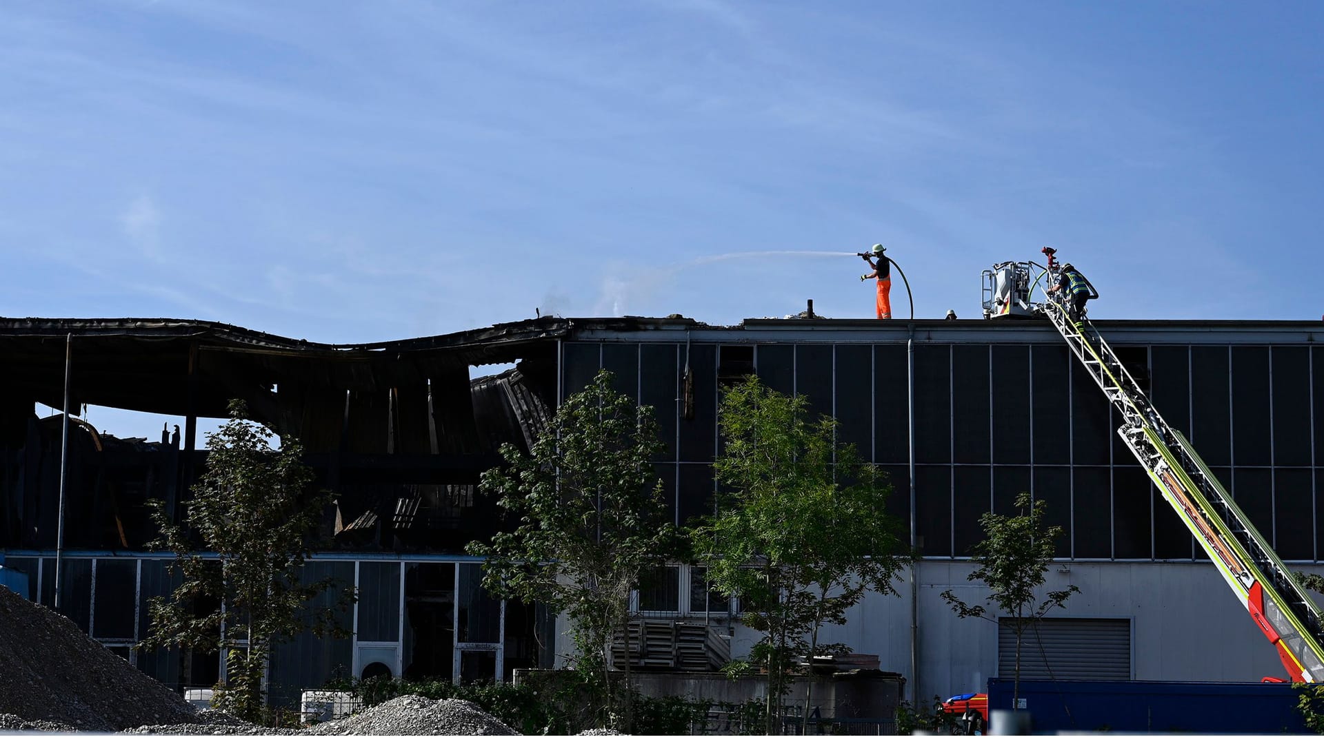 Im Münchner Stadtbezirk Feldmoching-Hasenbergl entdeckt die Feuerwehr nach einem Brand noch Glutnester. Im Münchner Stadtbezirk Feldmoching-Hasenbergl entdeckt die Feuerwehr nach einem Brand noch Glutnester.
