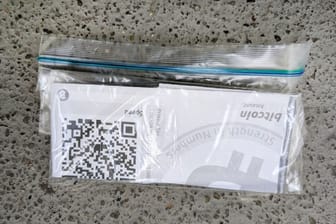 Köder auf den Straßen: Die QR-Codes auf den falschen Paper-Wallets führen nicht zum erhofften Geldsegen, sondern auf betrügerische Webseiten.