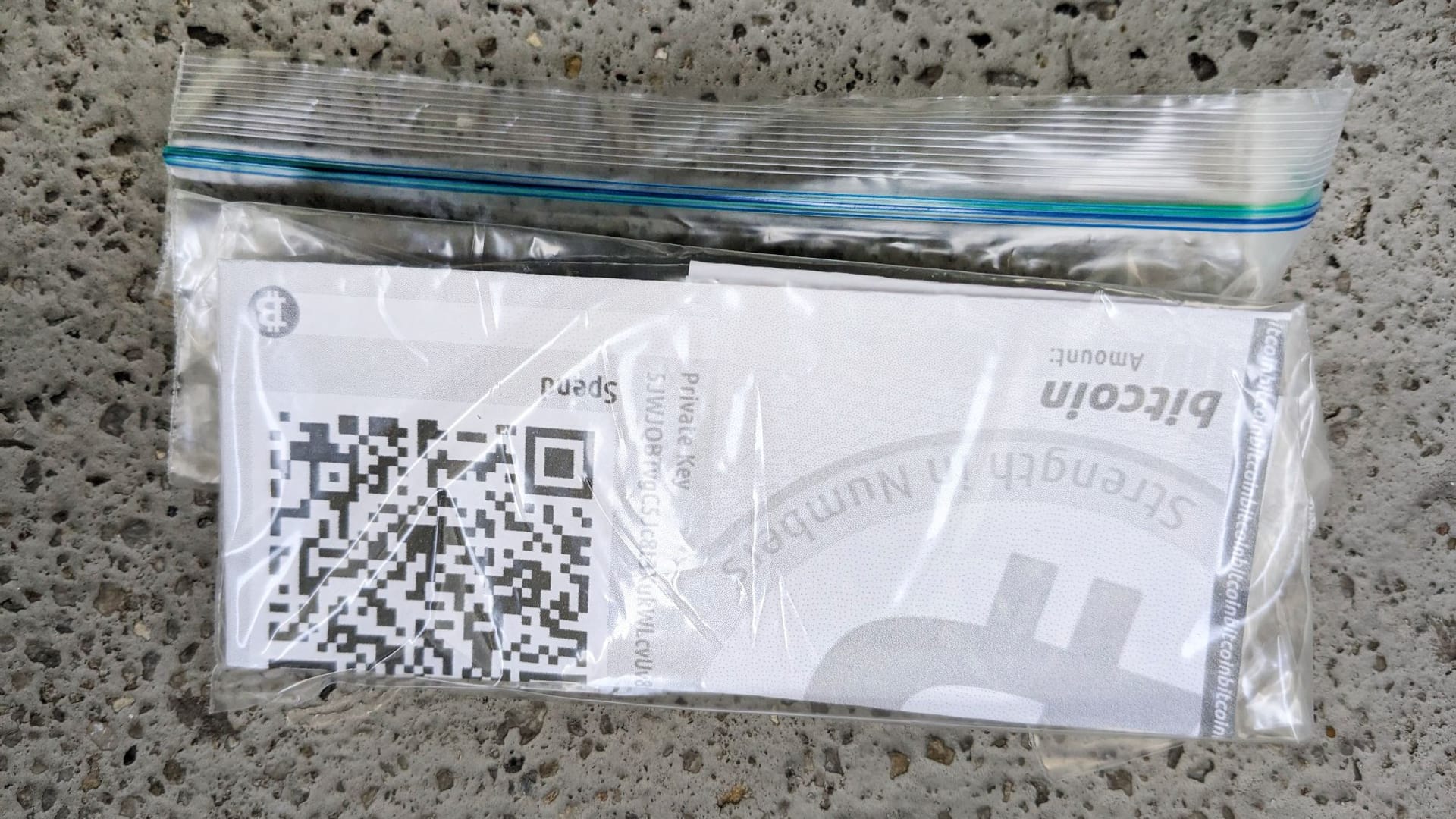 Köder auf den Straßen: Die QR-Codes auf den falschen Paper-Wallets führen nicht zum erhofften Geldsegen, sondern auf betrügerische Webseiten.