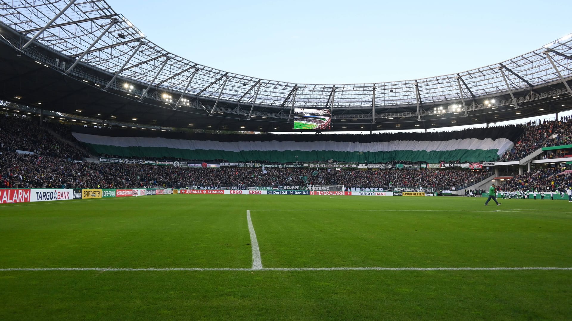 Die Heinz von Heiden Arena (Archivbild): Hier sollte das Spiel eigentlich stattfinden, aber der Rasen gibt es nicht her.