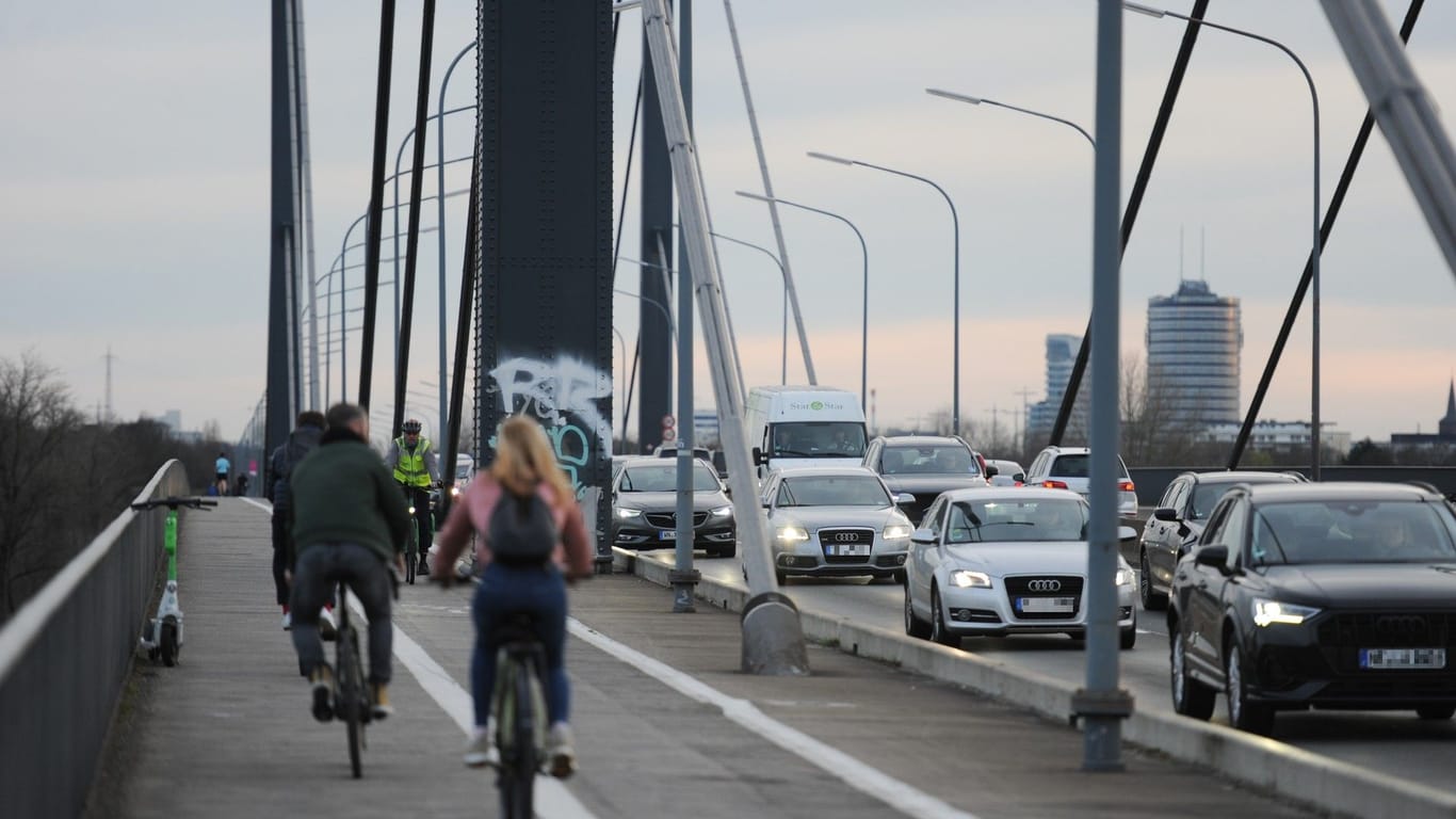 Die Theodor-Heuss-Brücke in Düsseldorf (Archivbild): Die Arbeiten haben Auswirkungen für Radfahrer und Fußgänger.