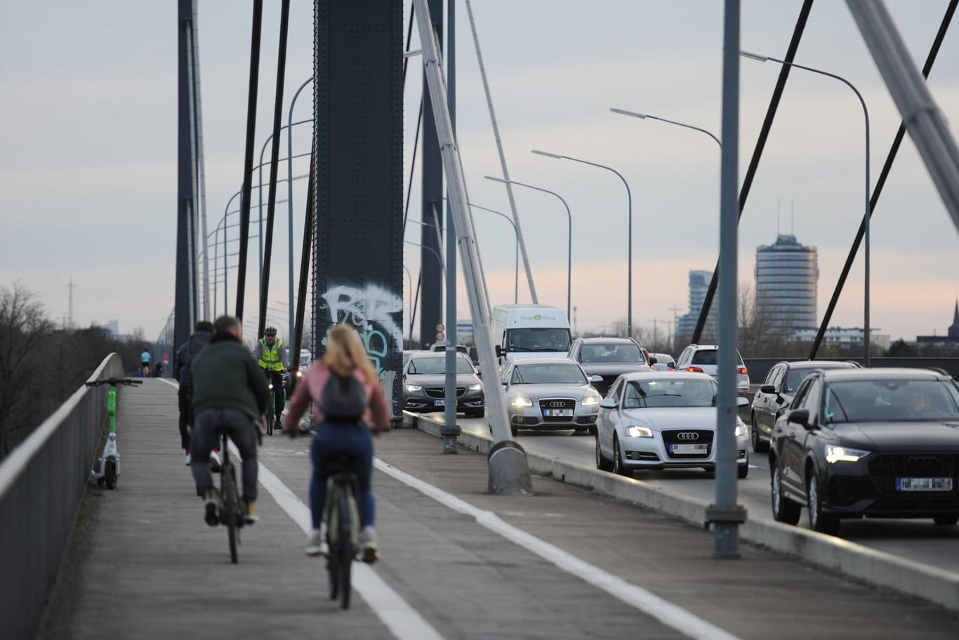 Die Theodor-Heuss-Brücke in Düsseldorf (Archivbild): Die Arbeiten haben Auswirkungen für Radfahrer und Fußgänger.