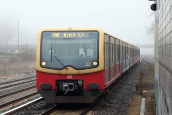 Die Ringbahn in Berlin (Archivbild): Nach Vandalismus fährt sie am Morgen nur eingeschränkt.