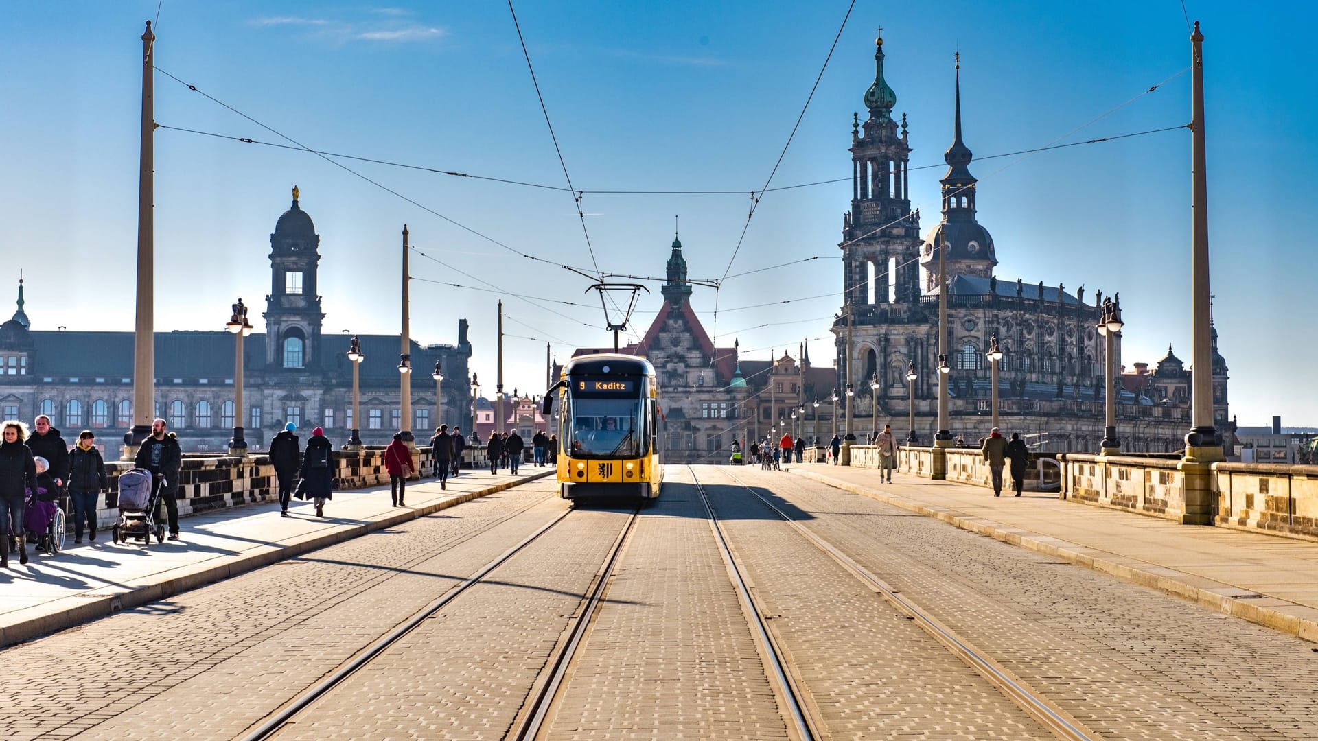 RECORD DATE NOT STATED Stadtansicht Dresden Stadtansicht Dresden. Passanten und Straßenbahn auf der Augustusbrücke. Im Hintergrund die Frauenkirche. Dresden, Sachsen, Deutschland, 13.02.2022