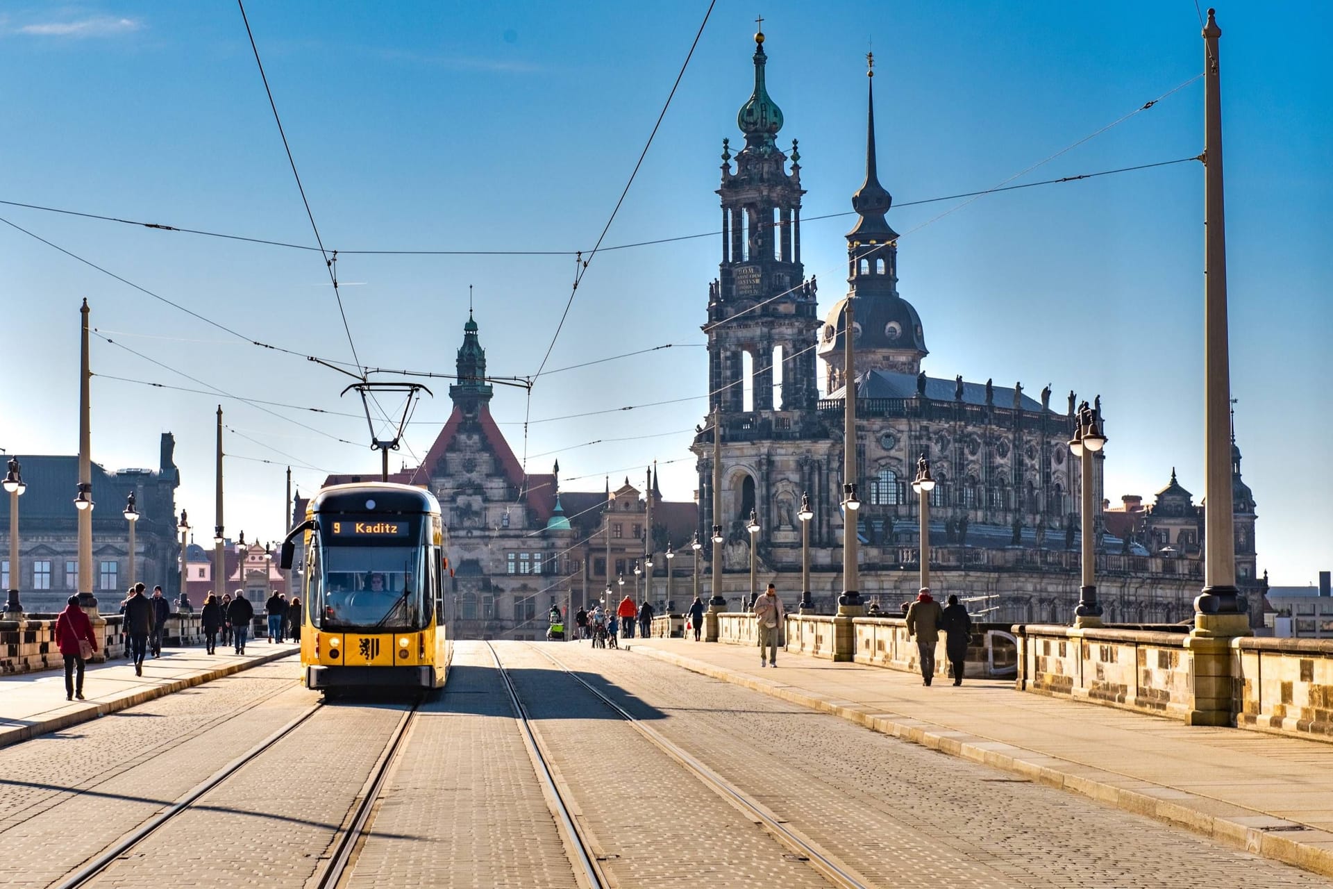 RECORD DATE NOT STATED Stadtansicht Dresden Stadtansicht Dresden. Passanten und Straßenbahn auf der Augustusbrücke. Im Hintergrund die Frauenkirche. Dresden, Sachsen, Deutschland, 13.02.2022