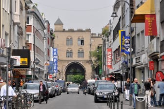 Blick auf die Eigelsteintorburg (Archivbild): Die ansässige Rewe-Filiale schließt vorübergehend.