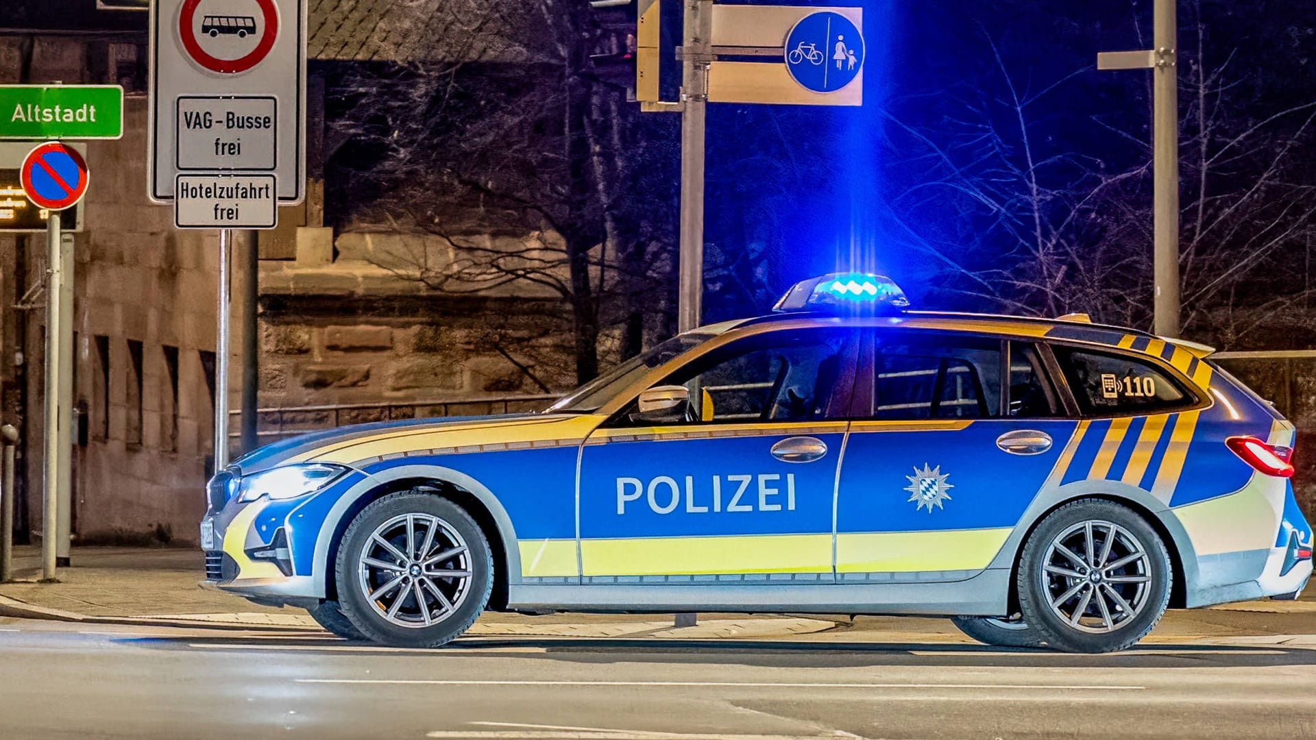 Einsatzwagen der Nürnberger Polizei (Symbolfoto): In der Stadt ist ein Supermarkträuber auf der Flucht.
