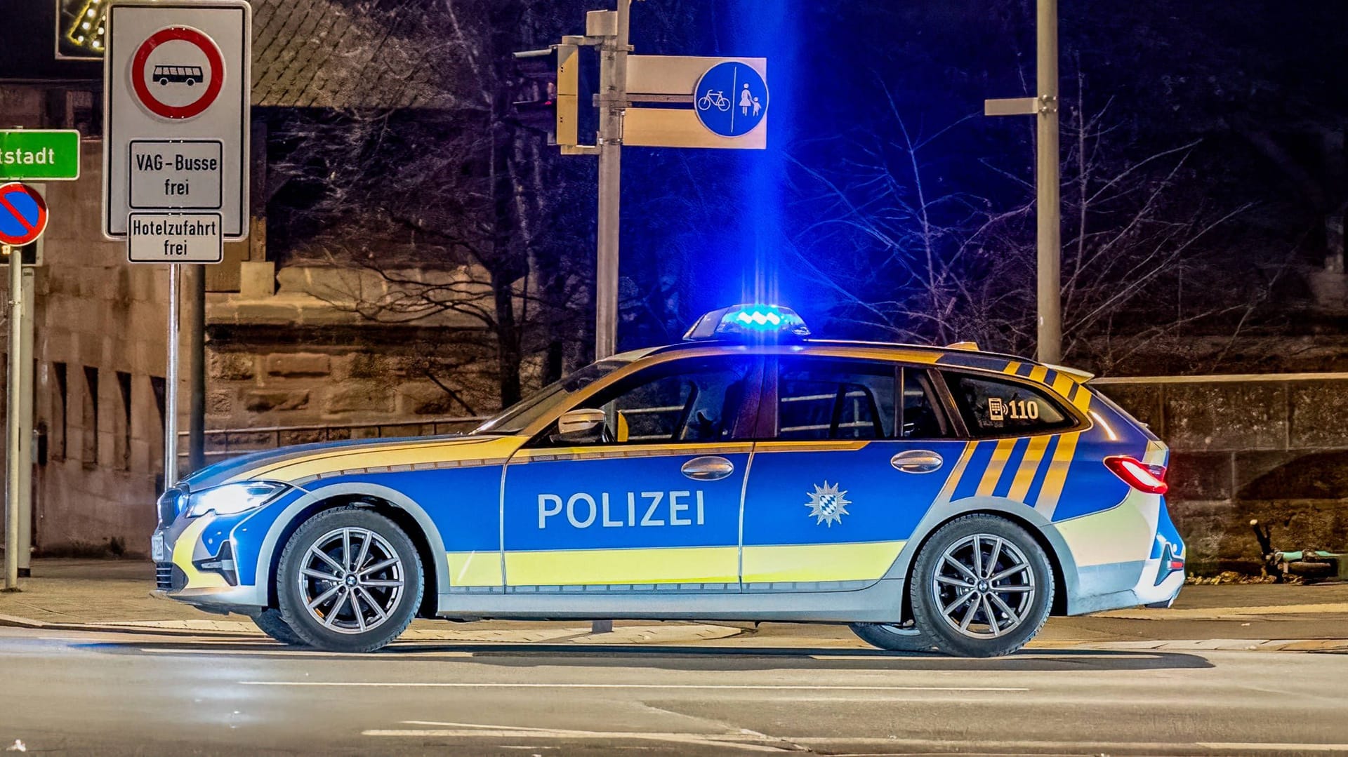 Einsatzwagen der Nürnberger Polizei (Symbolfoto): In der Stadt ist ein Supermarkträuber auf der Flucht. Einsatzwagen der Nürnberger Polizei (Symbolfoto): In der Stadt ist ein Supermarkträuber auf der Flucht.