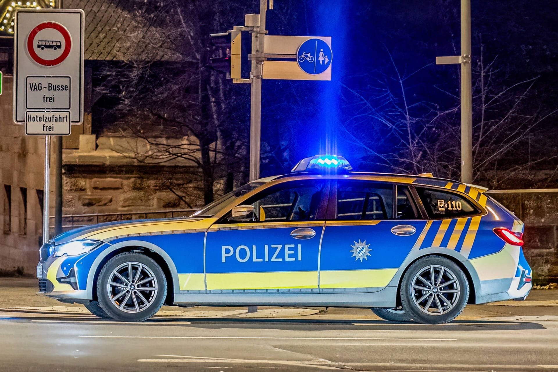 Einsatzwagen der Nürnberger Polizei (Symbolfoto): In der Stadt ist ein Supermarkträuber auf der Flucht.