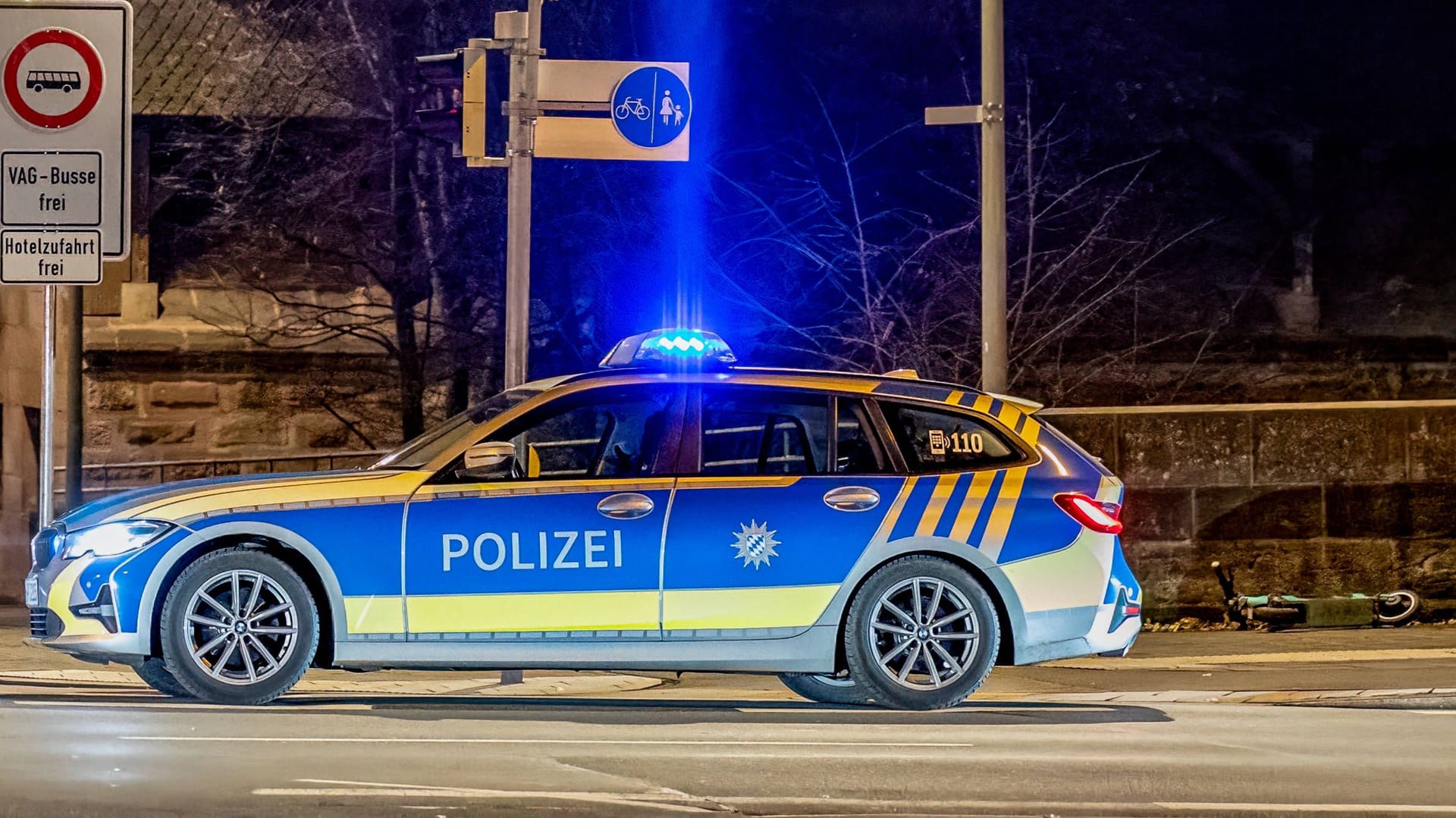 Einsatzwagen der Nürnberger Polizei (Symbolfoto): In der Stadt ist ein Supermarkträuber auf der Flucht. Einsatzwagen der Nürnberger Polizei (Symbolfoto): In der Stadt ist ein Supermarkträuber auf der Flucht.