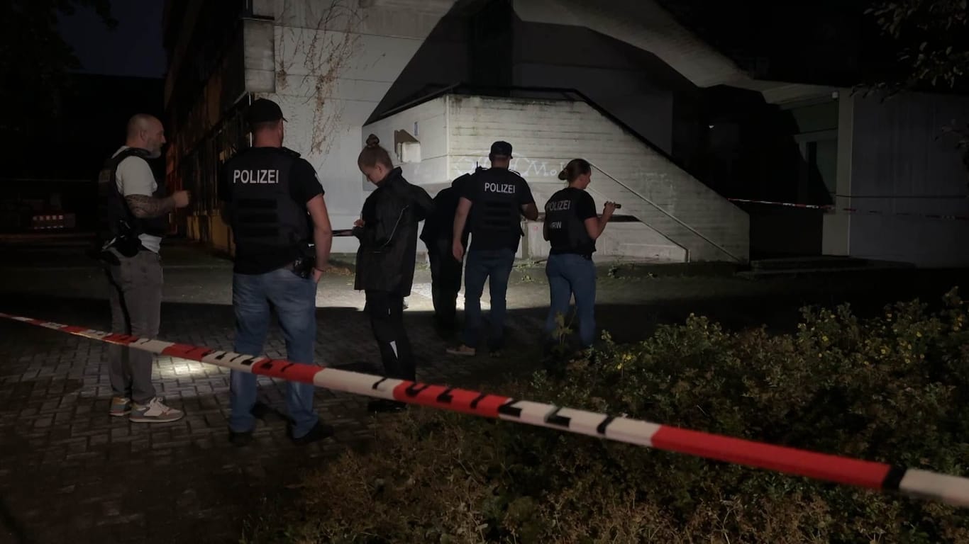 Ermittler am Abend in Geseke: Zu den Hintergründen äußerte sich die Polizei zunächst nicht.