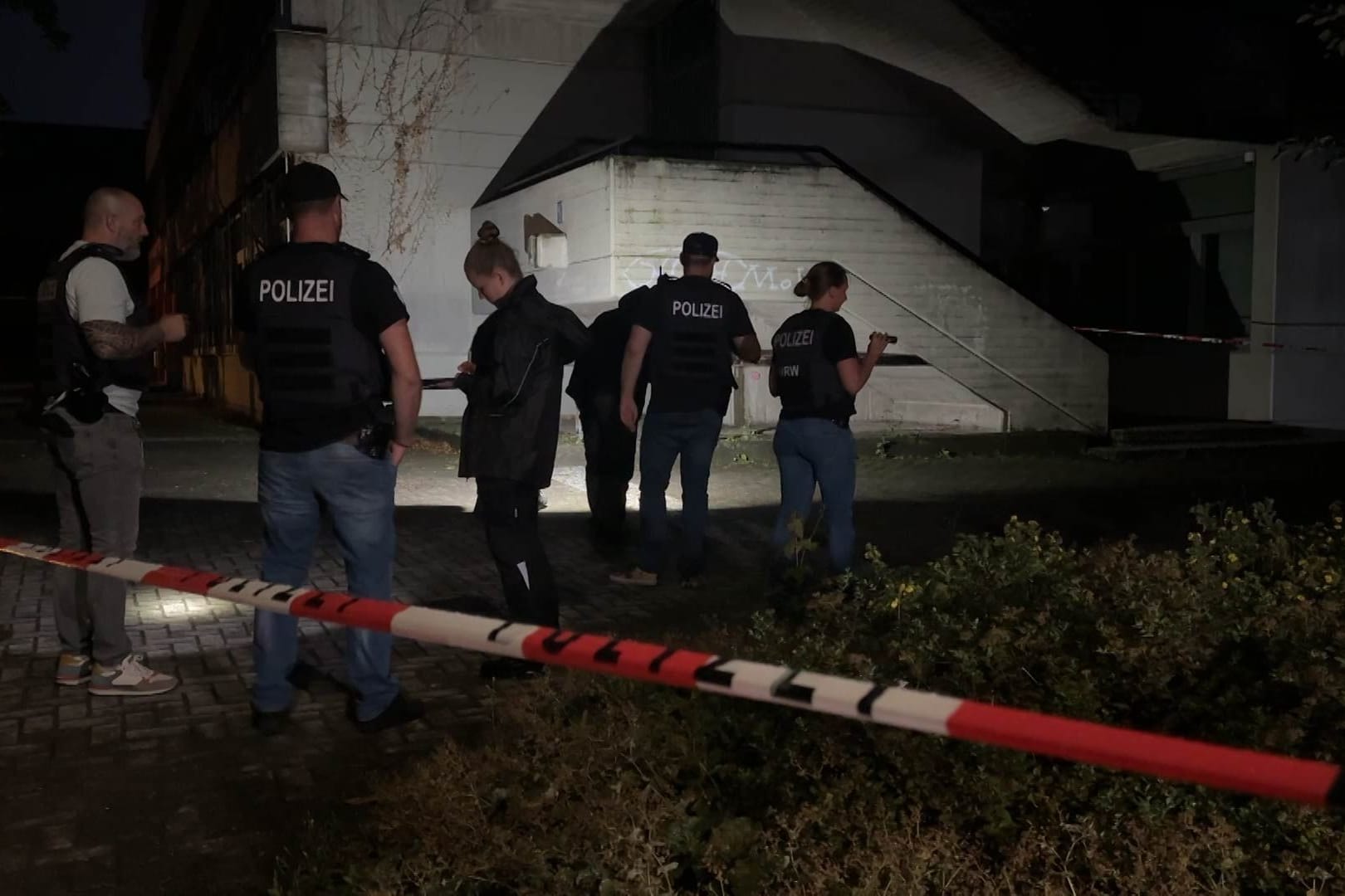 Ermittler am Abend in Geseke: Zu den Hintergründen äußerte sich die Polizei zunächst nicht.
