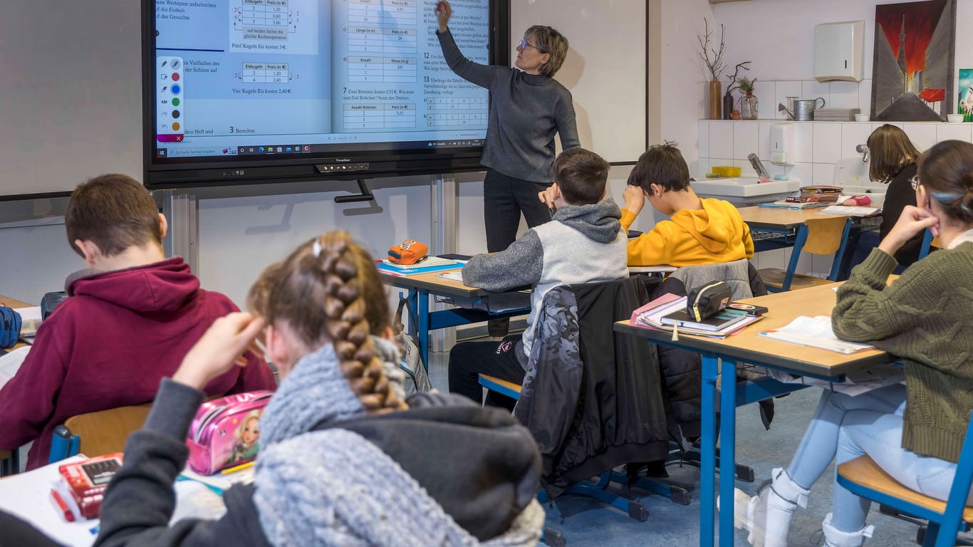 Eine Lehrerin hält Unterricht in einer Schulklasse (Symbolbild): Die CDU wünscht sich mehr Quereinsteiger, um Stellen zu besetzen.