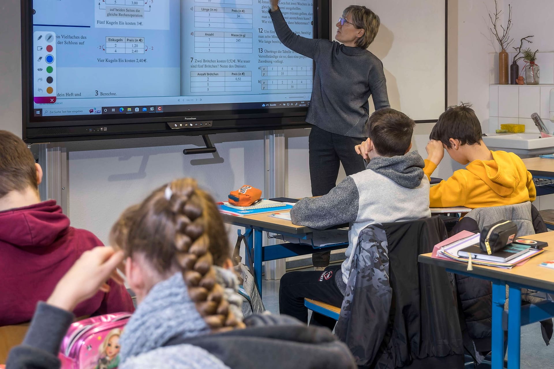 Eine Lehrerin hält Unterricht in einer Schulklasse (Symbolbild): Die CDU wünscht sich mehr Quereinsteiger, um Stellen zu besetzen.