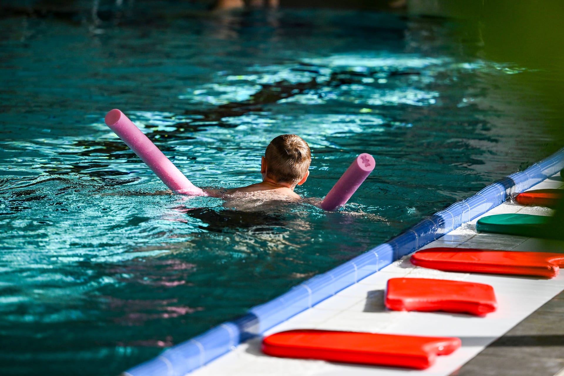 Wenn Kinder sicher schwimmen können, geht auch die Gefahr von Badeunfällen zurück